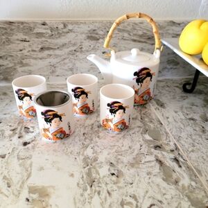 NWT Teapot and Cups Geshia Design